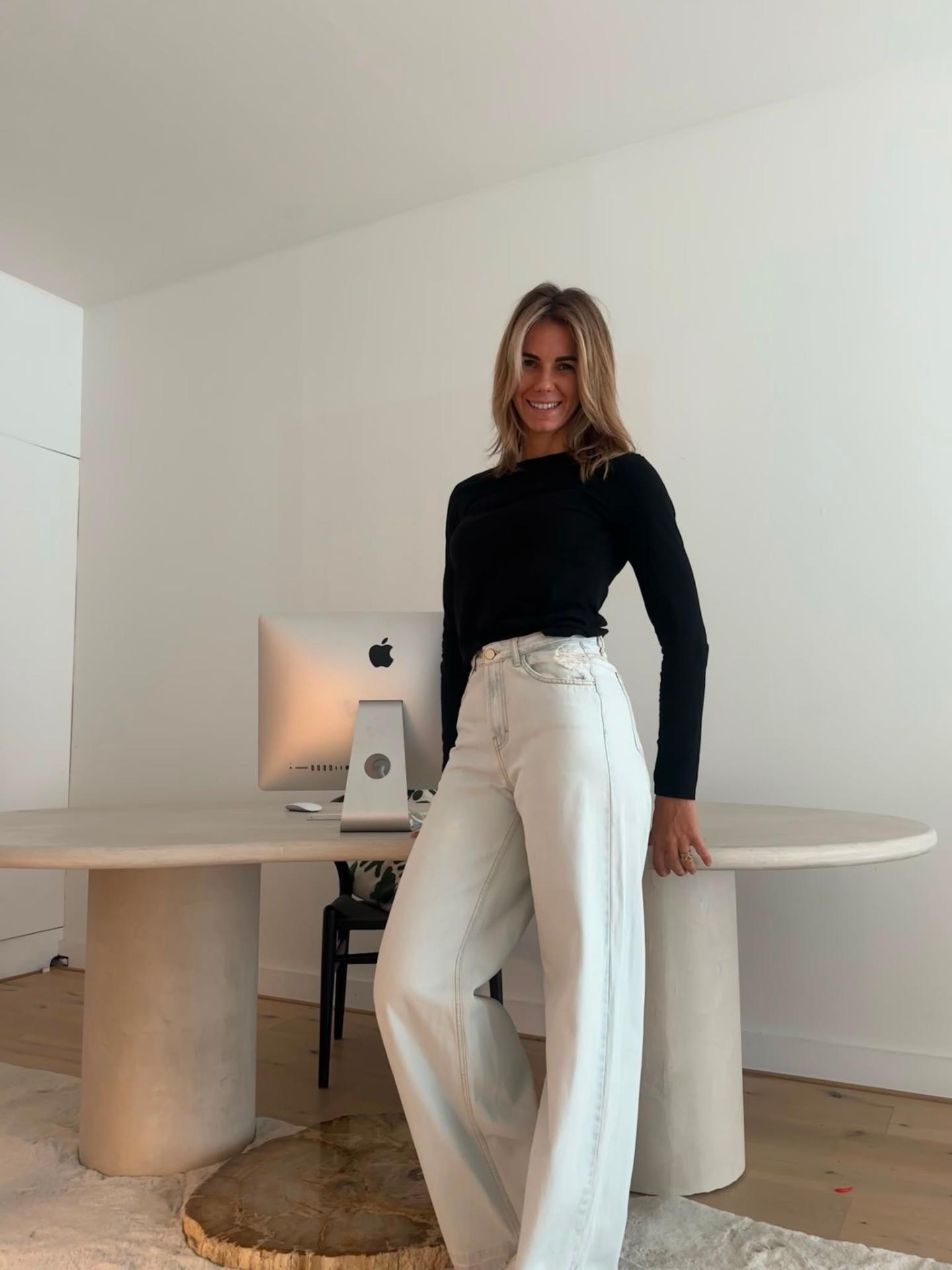 Laura bij een van haar tafels